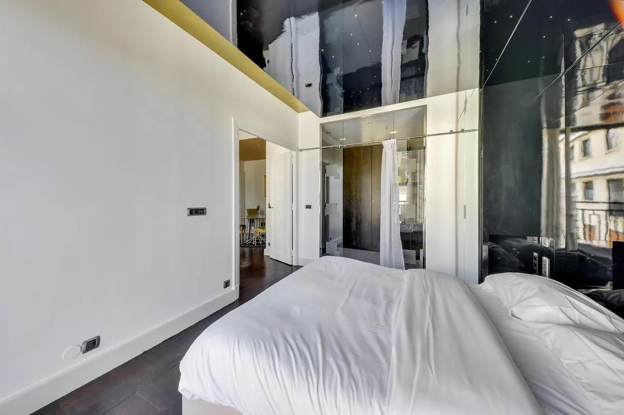 Apartment Champs Elysees-Montaigne Luxe & View Of Eiffel Tower Paris